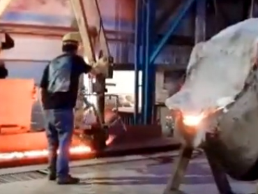 Multifunctional casting manipulator fyrir framan ovninum sem gilda fyrir gjaldbúnaðinn