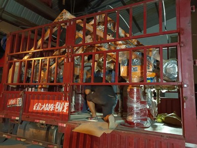 Tveir handræðimenn fyrir úthluta eru að hlaða